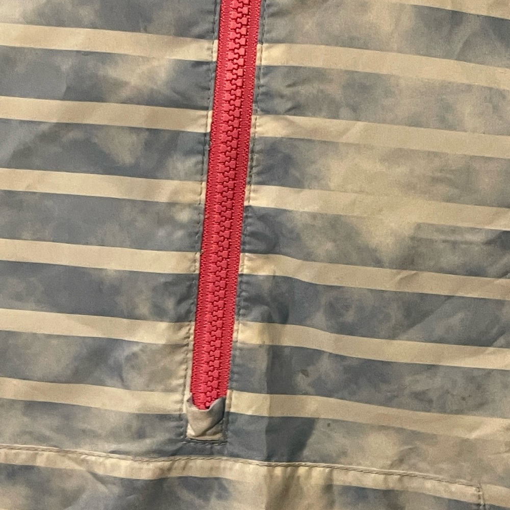 Gap size small raincoat with hood, NWOT size small. - Picture 8 of 9